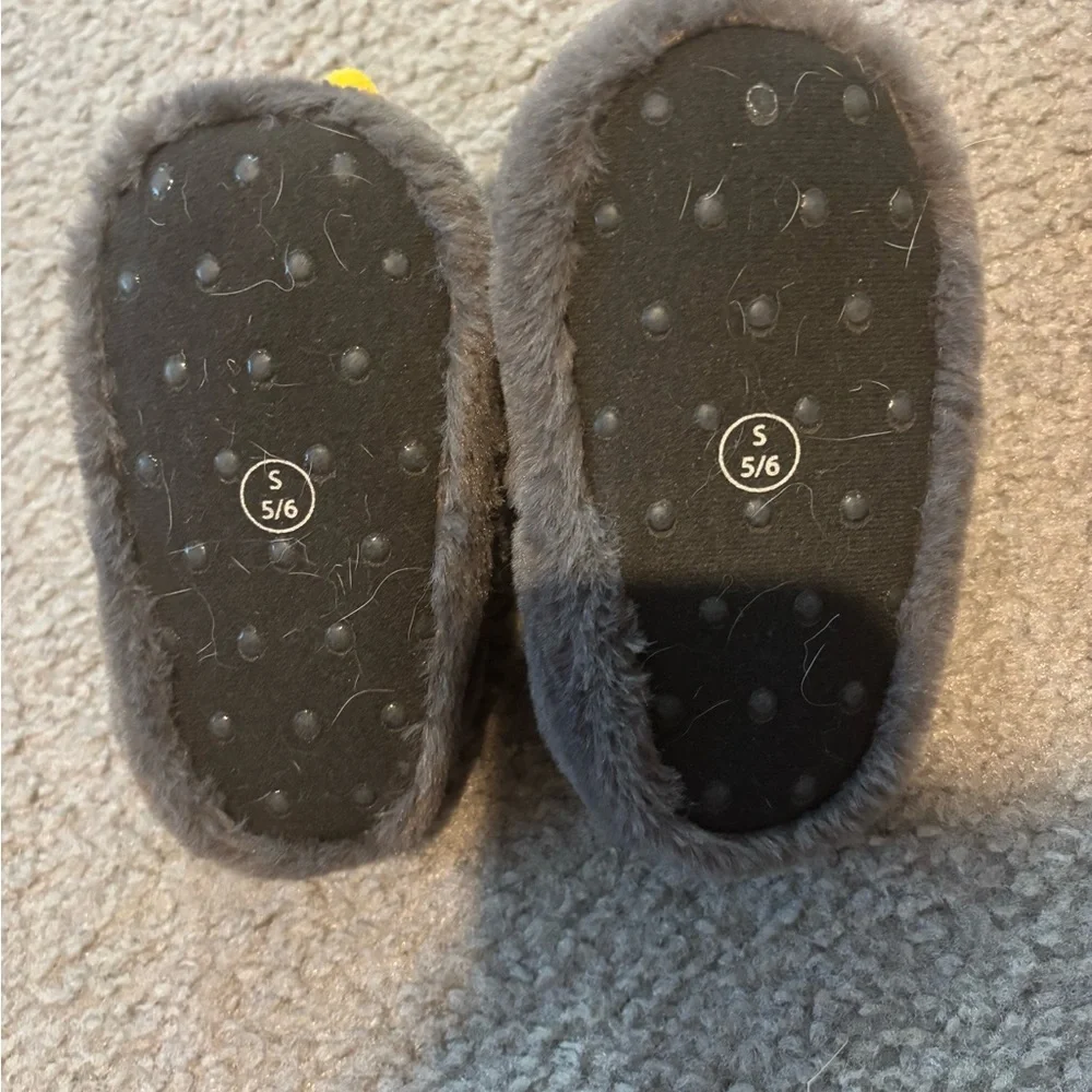 Kids Adorable Penguins with scarf Slippers- size 5/6 warm and cozy!